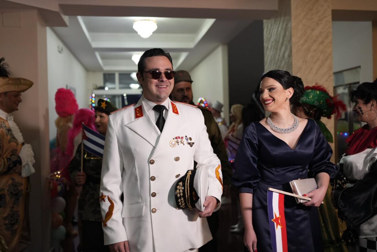 (Галерија) Градоначлникот Костадинов е Тито во Струмица: Почна познатиот карневал