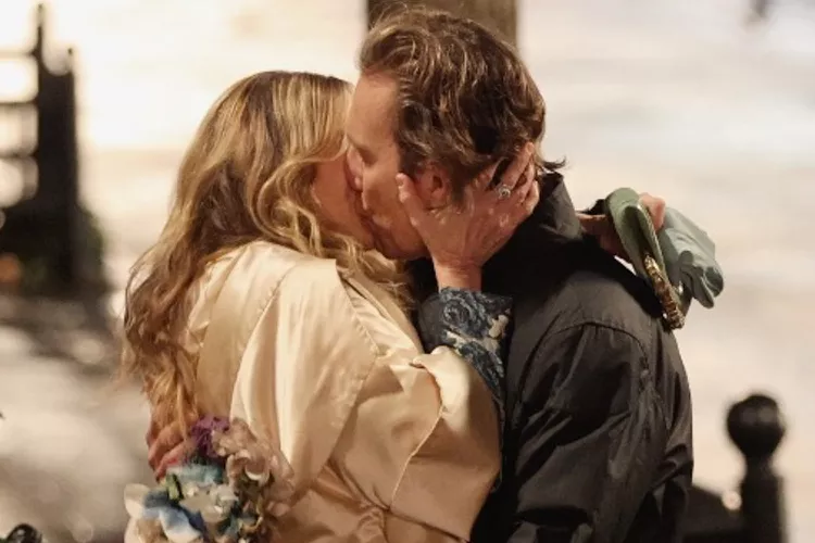 Кери Бредшо и Ејдан со бакнеж среде Њујорк ја најавија втората сезона од филмот „Сексот и градот“