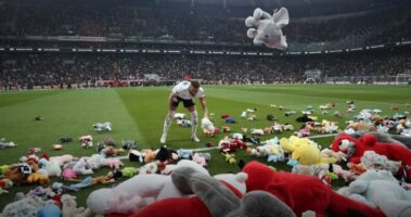 Навивачите на Бешикташ подарија илјадници плишани играчки за децата погодени од земјотресите