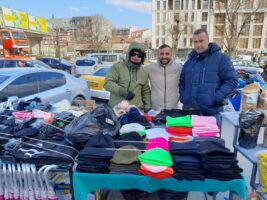 Тезгаџии од Бит-пазар цела тезга со капи и шалови ја дадоа за децата настрадани во земјотресот во Турција