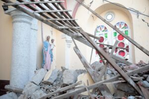 (Фото) Статуите на Богородица и на св. Анте останаа цели во срушена црква во Турција