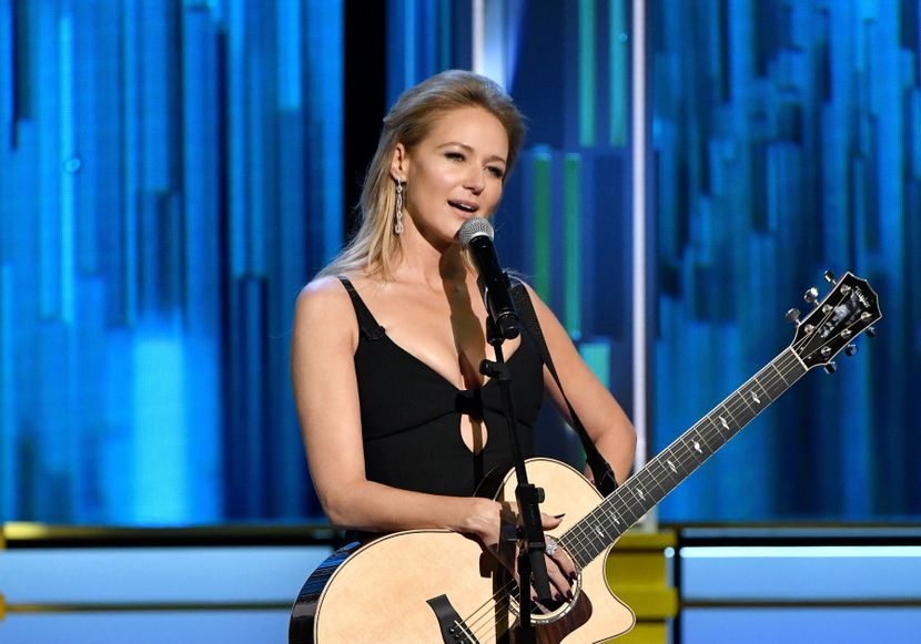 Американска пејачка ја обвини мајка ѝ дека и украла 100 милиони долари