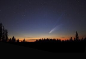 Астрономите предупредуваат: Ни се приближува комета која свети посилно од голем број ѕвезди на небото