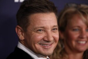 (Видео) Џереми Ренер се враќа во форма откако беше прегазен од чистач за снег