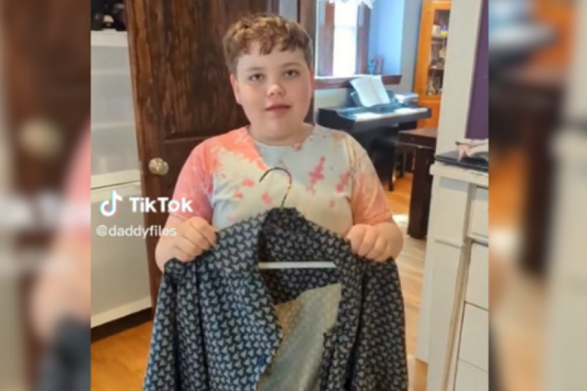 (Видео) Деветгодишно дете му соши кошула на својот татко на натпревар за шиење