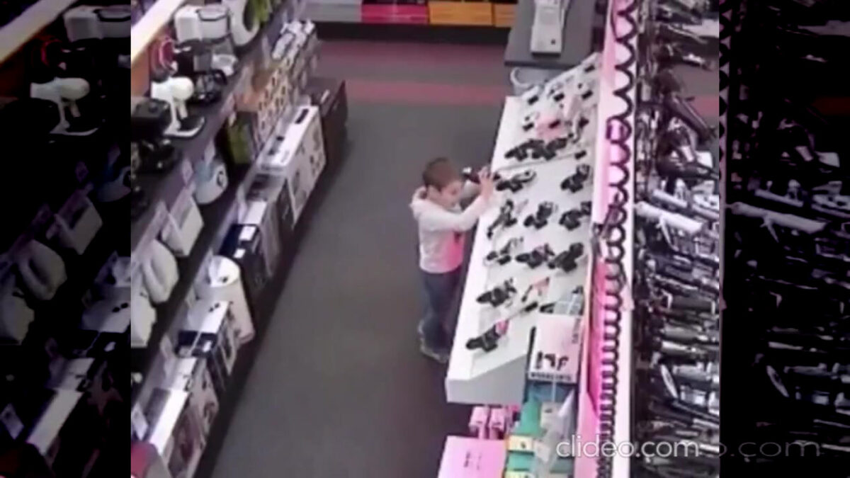 (Видео) Дете зема машинка за бричење во продавница па остана без коса