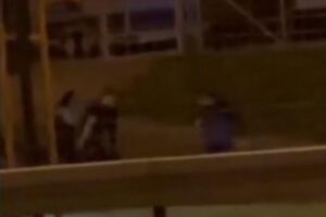 (Видео) Насилници тепаат маж на улица додека девојка ги моли да престанат