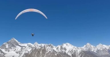 (Видео) Планинари достигнаа 7.577 метри на Хималаите со падобран