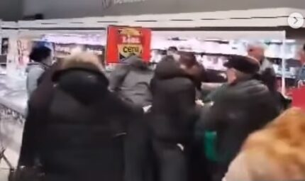 (Видео) Тепачка за ќебапи на попуст во Лидл во Србија