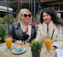 Двете Ирени уживаат на кафе во Пробиштип