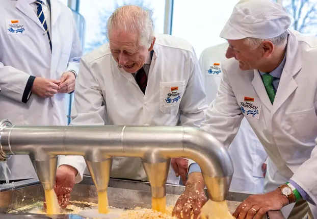 Кралот Чарлс на фарма во Германија засука ракави и правеше сирење