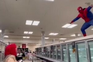 Насилници маскирани како Спајдермен и Црвенкапа влегле во супермаркет и ги претепале вработените