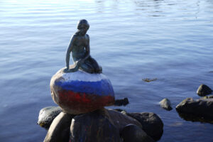 Руско знаме на статуата на Малата сирена во Копенхаген