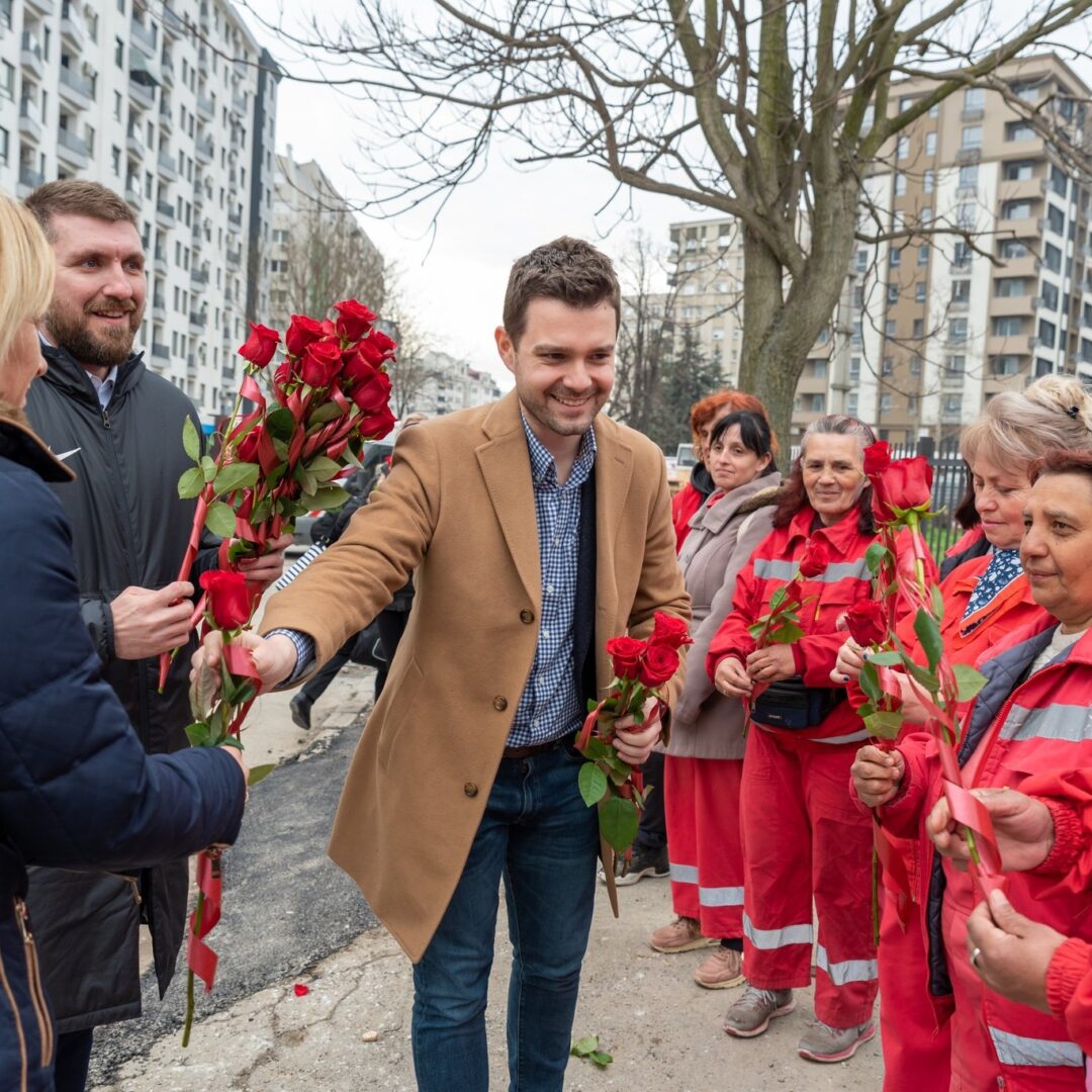 Тимчо им подели рози на дамите од комунална во Аеродром