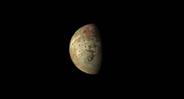 ФОТО: Вселенското летало Јуно ги сними досега најдеталните фотографии од месечината на Јупитер, Иo