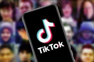 „TikTok ги користи вашите податоци за да ве контролира“