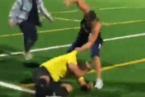 (Видео) Фудбалер претепа судија на теренот
