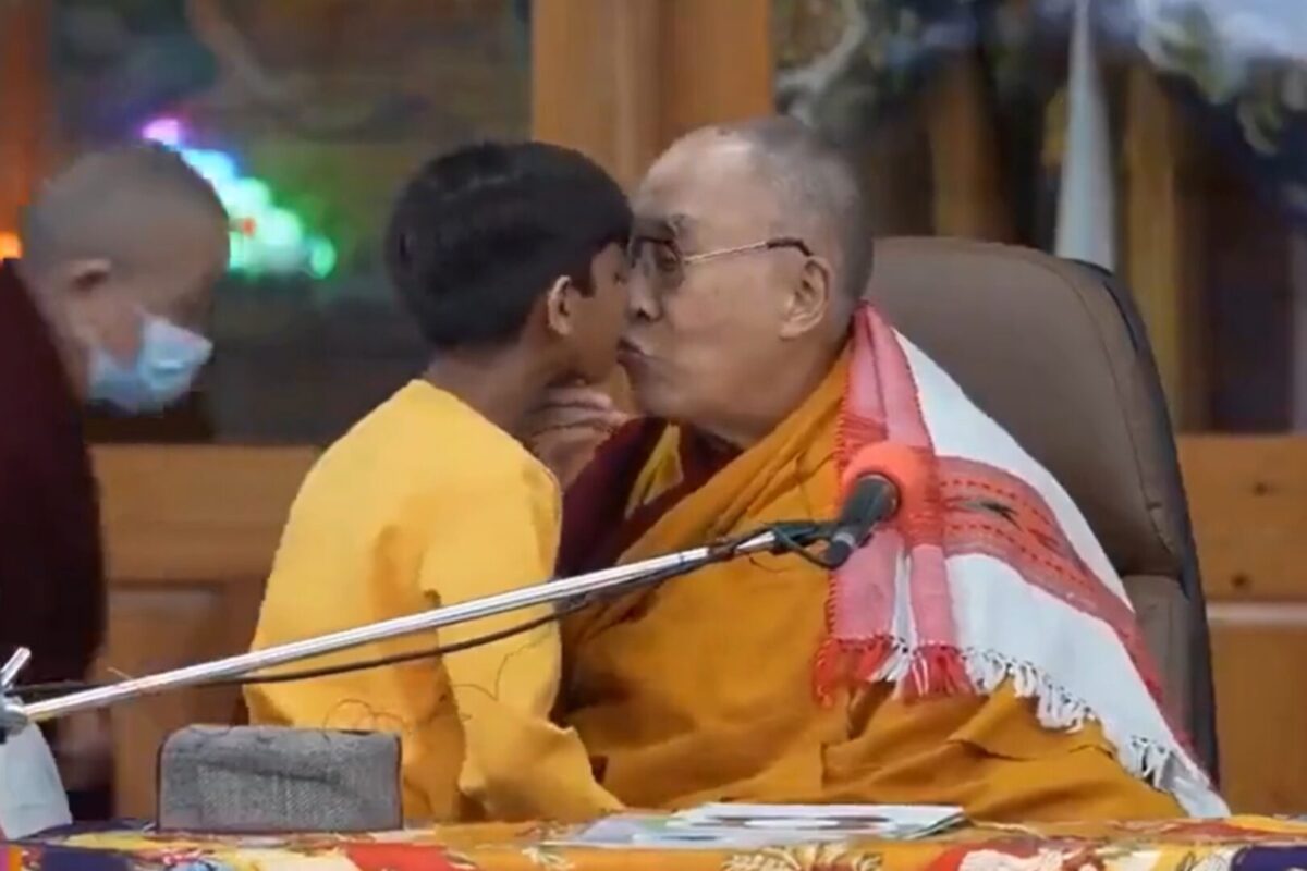 Далај Лама се извини што бакна момче во уста