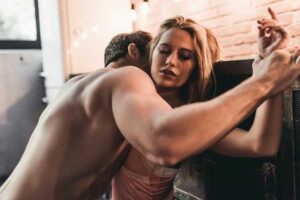 Жените глумат оргазам: Секс совети за да биде вистински