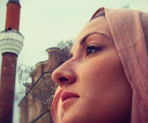 Нора Шаќири стави шамија на глава: Пристојноста е важна кога влегуваш во свето место