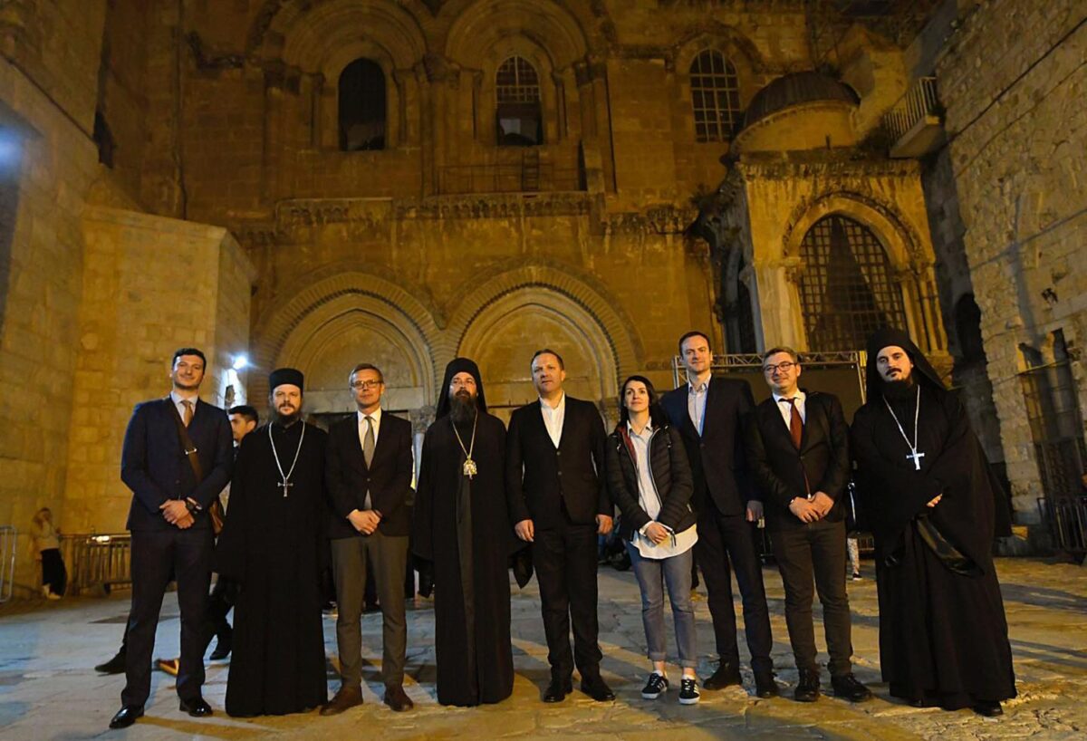 Со подвиткани фармерки министерката за култура Бисера Костадиновска-Стојчевска на богослужба во Ерусалим
