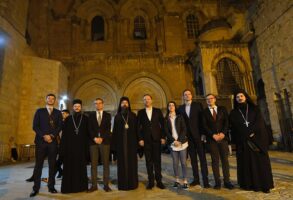 Со подвиткани фармерки министерката за култура Бисера Костадиновска-Стојчевска на богослужба во Ерусалим