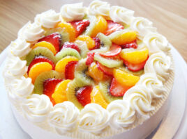 Торта со сезонско овошје и слатка павлака