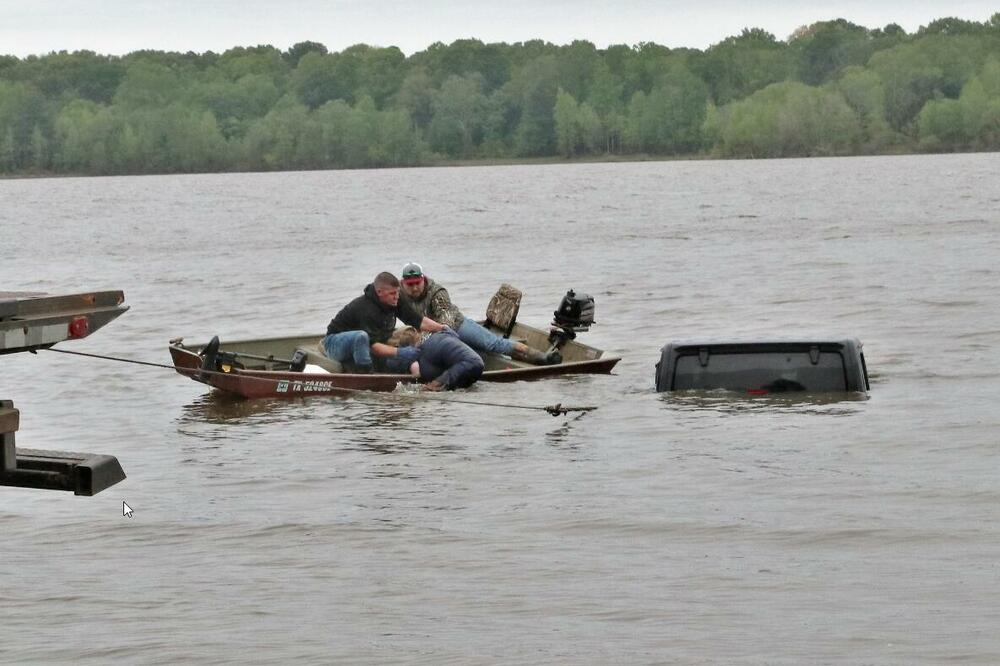 (Фото) Жена два дена поминала под вода во автомобил и преживеала, рибари го виделе нејзиниот џип потонат во езеро
