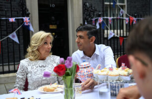 Џил Бајден на ручек со британскиот премиер: прослава во Даунинг стрит по крунисувањето на Чарлс Трети
