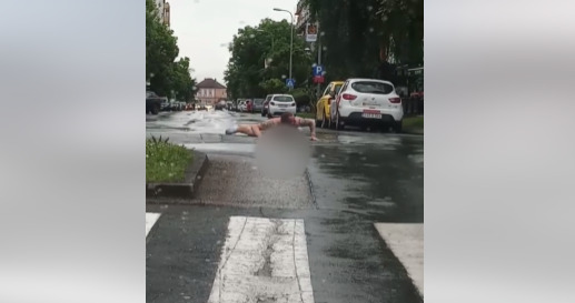 (Видео) Гол маж среде бел ден легна на улица и глуми дека плива