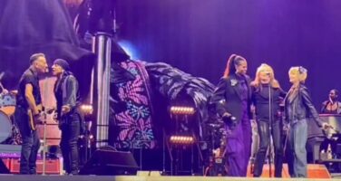 (Видео) Мишел Обама пееше придружни вокали на концерт на Брус Спрингстин во Барселона