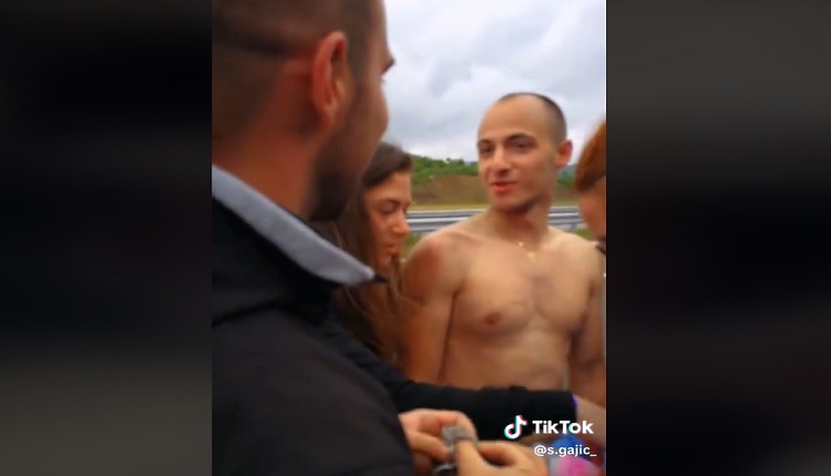 (Видео) На сред автопат во Македонија патници го исчистија мажот кој им го поправи автобусот