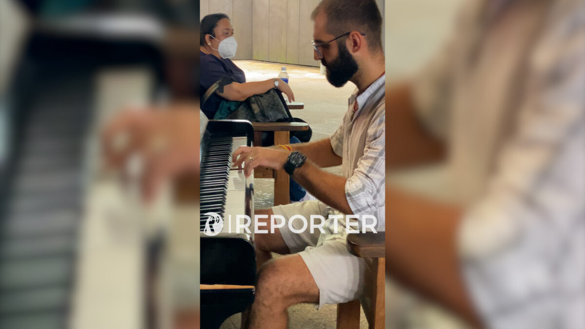 (Видео) Туристичкиот водич Стефан од Скопје среде Стокхолм згрме свирејќи ја “Македонско девојче”