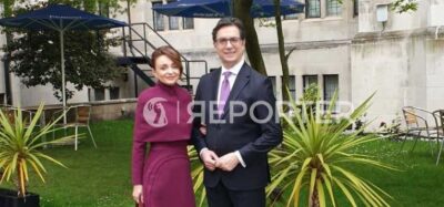 Миди фустан со наметка во бургунди боја за крунисувањето на кралот Чарлс Трети: првата дама смени две комбинации на церемонијата