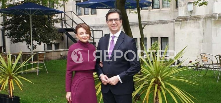 Миди фустан со наметка во бургунди боја за крунисувањето на кралот Чарлс Трети: првата дама смени две комбинации на церемонијата