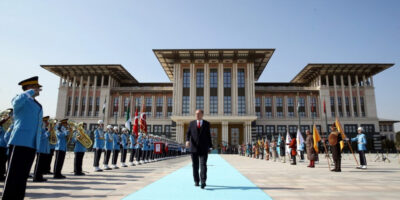 Свилени тапети, бањи, базени и 1500 спални соби: луксузната палата на турскиот претседател Ердоган 