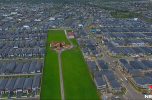 Семејство од Австралија опкружено со нови куќи, не сакало да го продаде имотот на инвеститорите ни за 50 милиони долари