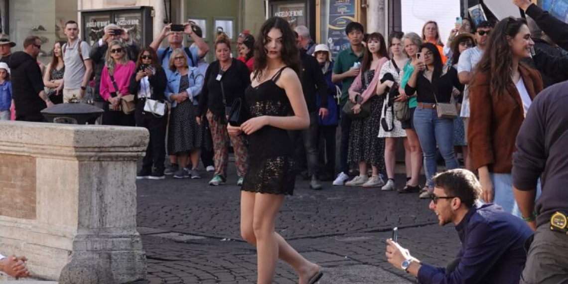 Ќерката на Моника Белучи во црни папучи и фустан се прошета низ Рим
