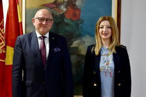 Арсовска не го ни закопчала сакото, барем да нè поштеди од евтината и испукана апликација на блузата