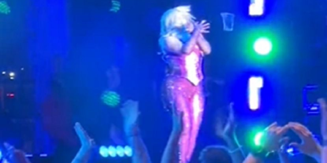 (Видео) Бебе Реџа покажала двоглав орел во моментот кога ја удрија со телефон по глава