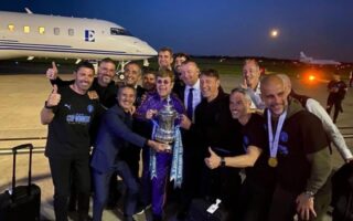 (Видео) Елтон Џон ги пречека шампионите Манчестер сити