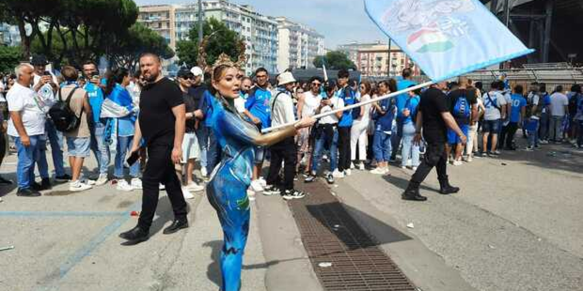 (Видео) Италијанска старлета се соблече гола за титулата на Наполи