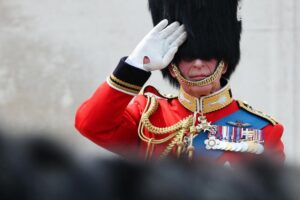 (Видео) Кралот Чарлс јаваше коњ и ја предводеше првата роденденска воена парада