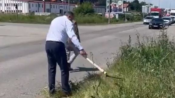 (Видео) Претседателот Мирослав Додик косеше трева на автопат