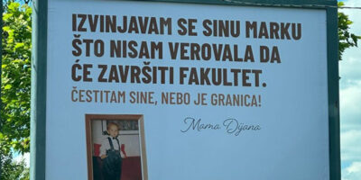 Мајка од Србија преку билборд му се извини на својот син што не верувала дека ќе заврши факултет