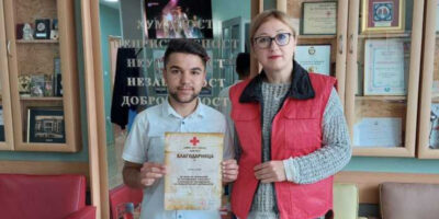 Младиот бербер Емин Алим од Охрид доби благодарница затоа што бесплатно ги потстрижува луѓето кои немаат пари