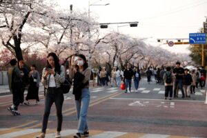 Сите Јужнокорејци со закон од денеска станаа помлади за една до две години