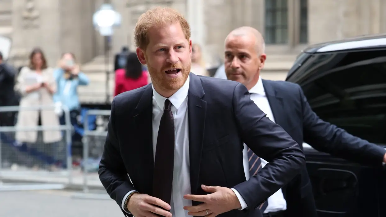 Таблоидите ми се мешаа во сите врски со моите девојки, обвини Хари во суд