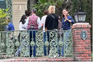 (Фото) Џенифер Гарнер, бившата жена на Бен Афлек ги однесе децата на Џеј Ло во Дизниленд