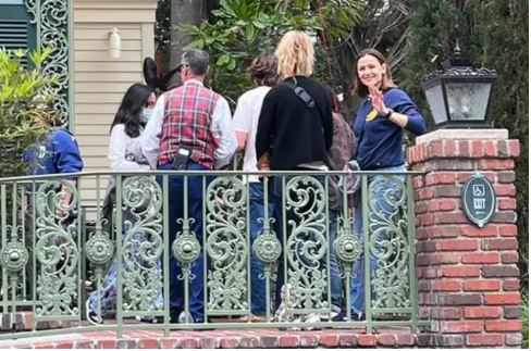 (Фото) Џенифер Гарнер, бившата жена на Бен Афлек ги однесе децата на Џеј Ло во Дизниленд